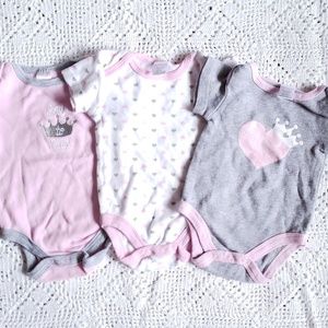 🌞Lot of Baby Kiss Girl Onesies, Size 0-3 months